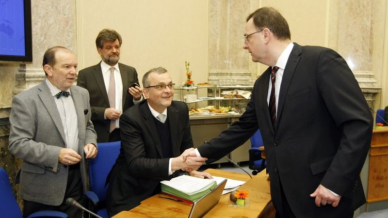 Jan Kubice, Miroslav Kalusek a Petr Nečas před jednáním vlády, které se konalo 23. ledna 2013.