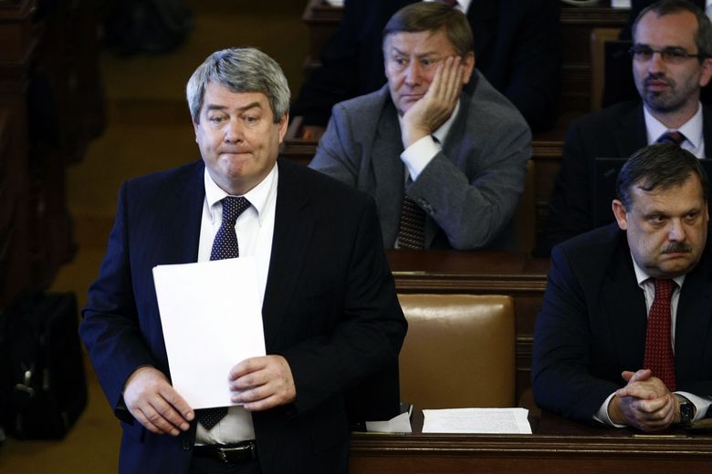 Předseda KSČM Vojtěch Filip (vlevo) při hlasování o důveře vlády.