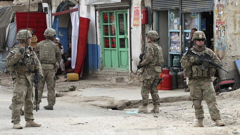 Američtí vojáci na místě sebevražedného atentátu v Kandháru