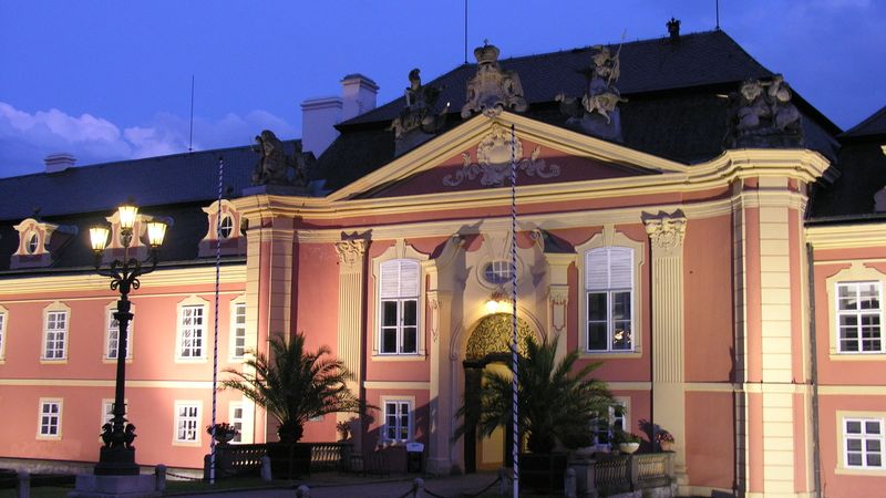 Noční prohlídky se o Hradozámecké noci ponesou na téma českých pohádek, také interiéry místností budou vyzdobené v pohádkovém duchu. 