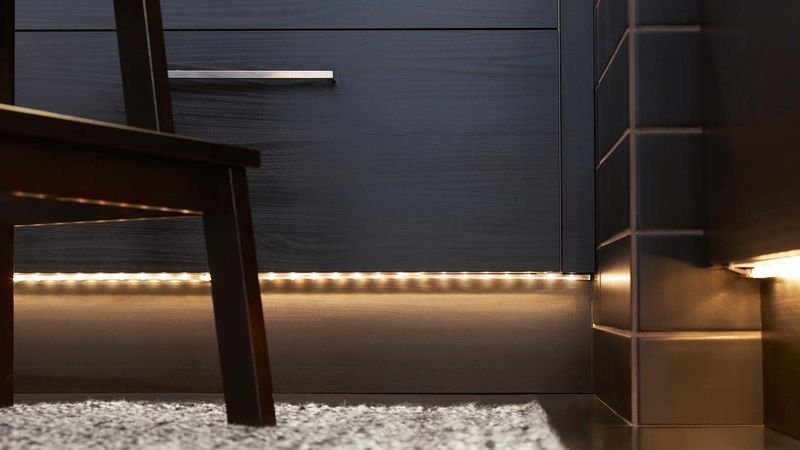 Dioder, LED osvětlovací proužek (4 ks, bílá 499 Kč) lze spojit až 4 světla do jedné řady nebo do tvaru písmene L. 