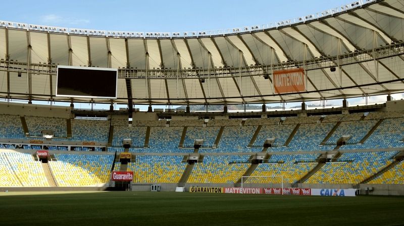 V době vzniku se na stadion Maracaná vešlo až 170 tisíc fanoušků. Po rekonstrukci se do ochozů vejde „jen“ 90 tisíc diváků.