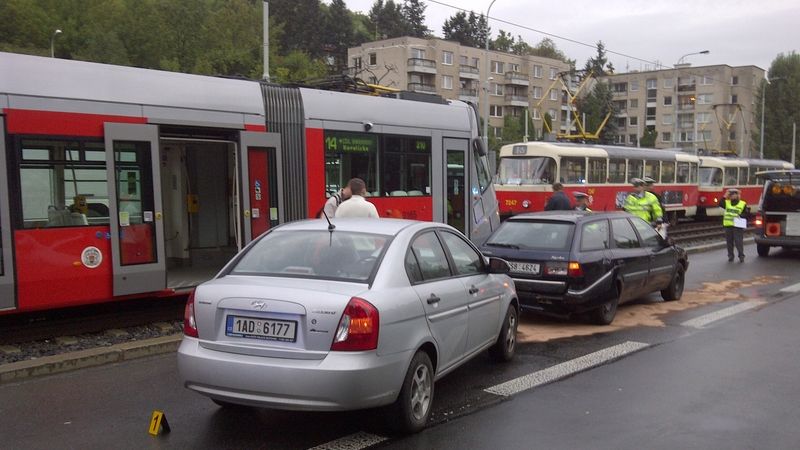 Následky srážky tramvají na Plzeňské ulici v Praze