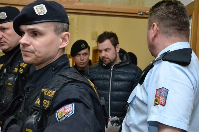 Petr Kramný odchází od soudu, který rozhodoval o jeho vazbě 