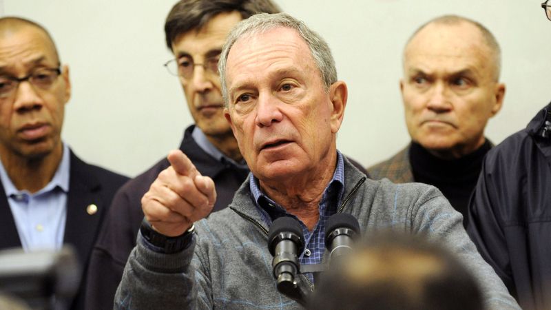 Newyorský starosta Michael Bloomberg hovoří k médiím v přístřešku pro evakuované.