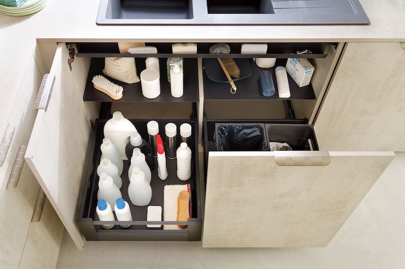 V moderní kuchyni je samozřejmostí prostor pro čisticí prostředky a koš pro ukládání tříděného odpadu, který se obvykle nachází ve skříňce pod dřezem. 