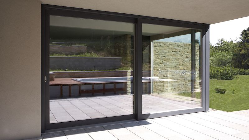 Dřevohliníková okna představují ideální spojení přírodního materiálu s perfektní ochranou, které dřevu poskytuje hliníkové opláštění. 