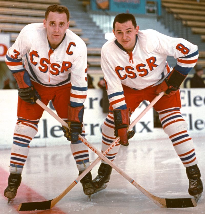 Legendární obranná dvojice československé hokejové reprezentace František Tikal (vlevo) a Rudolf Potsch v roce 1965.