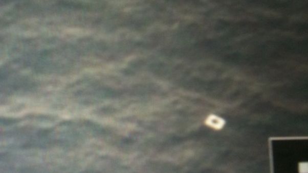 Záběr dveří na hladině moře, který prořídla posádka vietnamského pátracího letounu. 