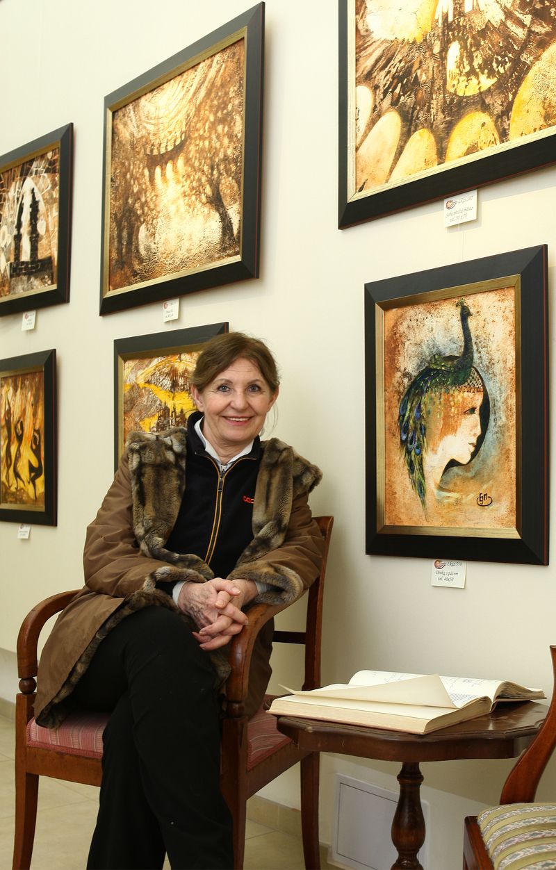 Eva Jandejsková před svými obrazy ve vlastní galerii, kde pravidelně vystavují i její přátelé a kolegové