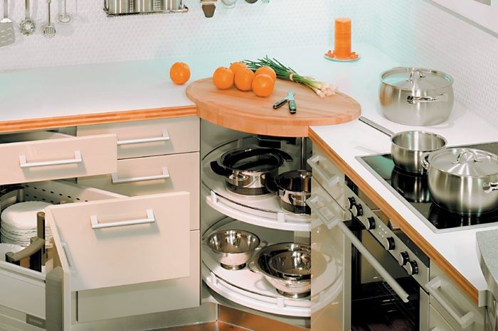 Příkladem konkrétního řešení rohů v kuchyni mohou být rohové výsuvy do skříňky nebo 3/4kruhové otočné rošty s policemi či rohový systém s nerez dveřmi a krájecí deskou.
