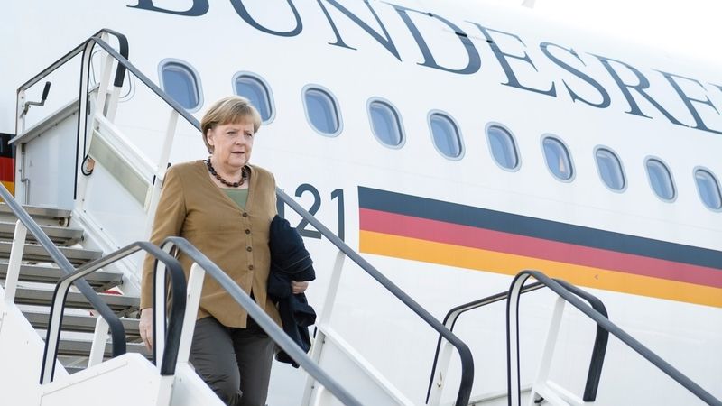 Německá kancléřka Angela Merkelová vystupuje z vládního speciálu.