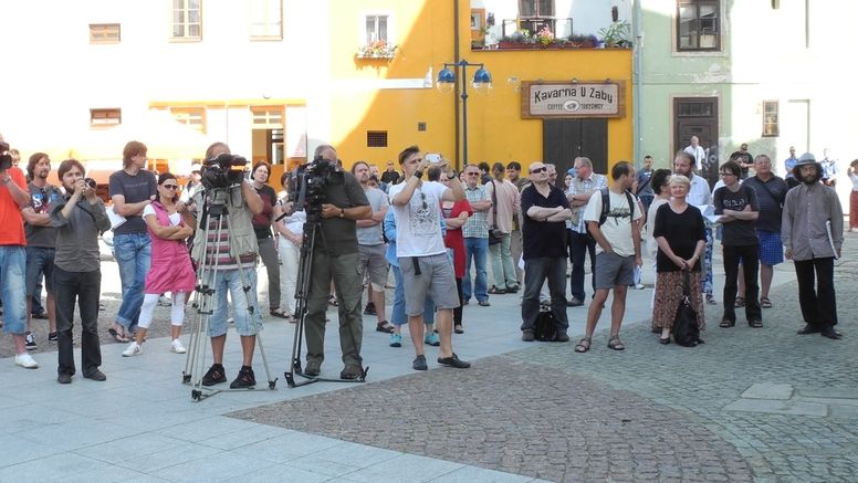 Na českobudějovickém Piaristickém náměstí se sešly desítky lidí.

