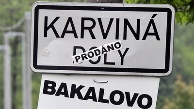 Cedule oznamující začátek města Karviné v noci na 14. května někdo přelepil nápisy Prodáno a Bakalovo. 