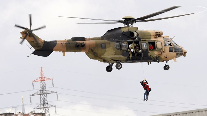 Vrtulník turecké armády zachraňuje lidi ze střechy.
