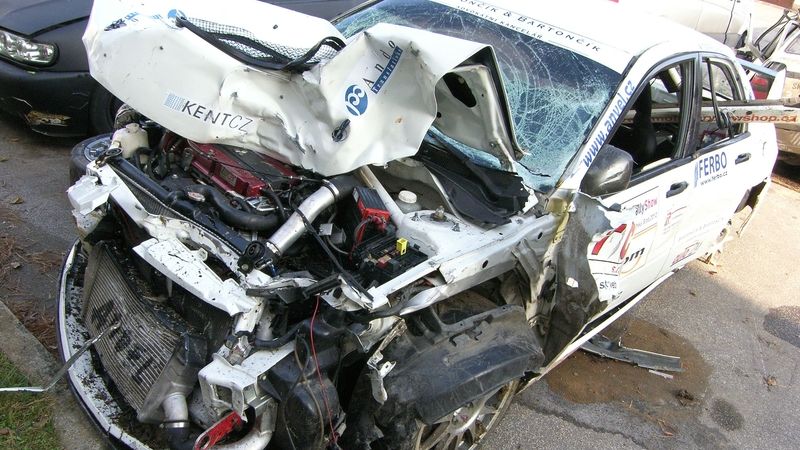 Závodní auto, které v roce 2012 narazilo do dívek