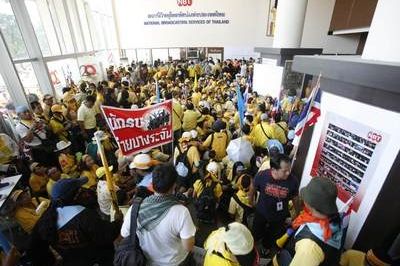 Thajští demonstranti v budově státní televize.