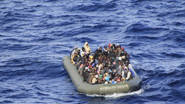 Migranti se plavili na gumovém člunu. 