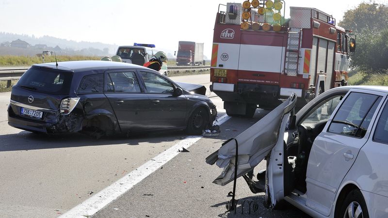 Hasiči odstraňují následky jedné z hromadných nehod na dálnici D1.