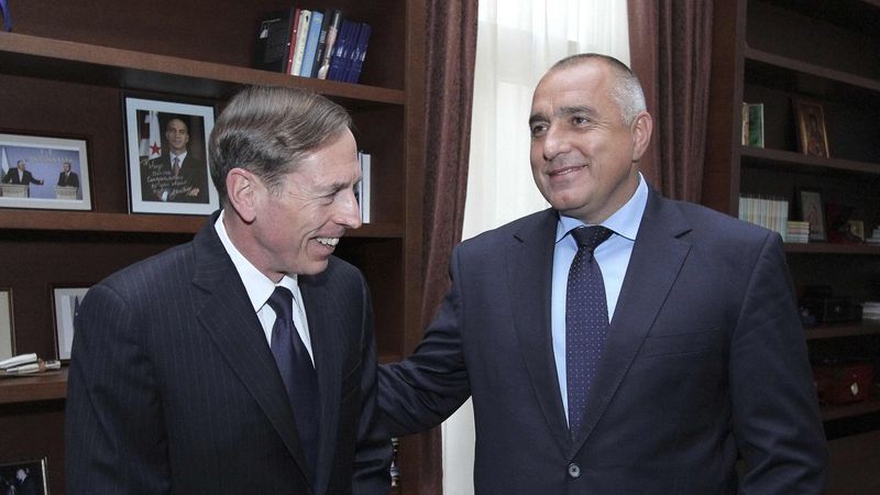 Šéf CIA David Petraeus (vlevo) s bulharským premiérem Bojkem Borisovem při schůzce z 6. 6. 2012.