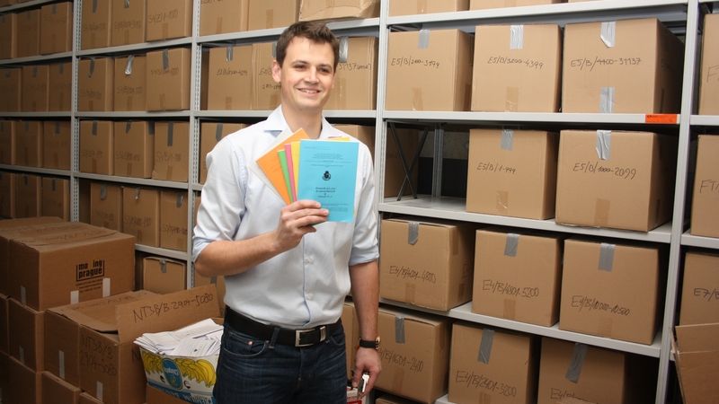 Jeden z výzkumníků Pavel Piler v archivu s tisíci krabicemi vyplněných dotazníků. 