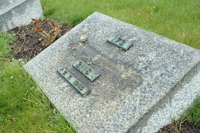 Poničené náhrobky na terezínském hřbitově