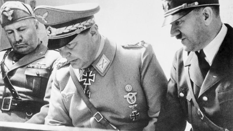 Zleva Benito Mussolini, Hermann Göring a Adolf Hitler na archivní fotografii