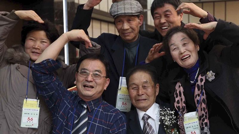 Severokorejec Kim Kwon Su (83, uprostřed dole) obklopen svými jihokorejskými příbuznými 