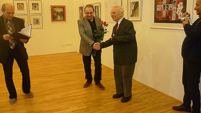 Výstavu s gratulací jubilantovi Petru Hájkovi uvedl předseda KPU ing.Jiří Hartman a moderátor večera Miroslav Němec.