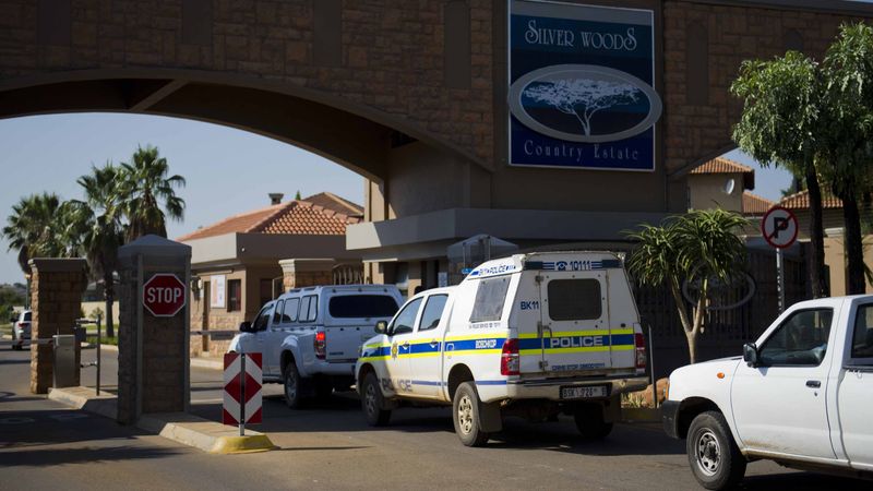 Policejní vozy před obytným komplexem v jihoafrické Pretorii, kde bydlí legendární běžec Oscar Pistorius.