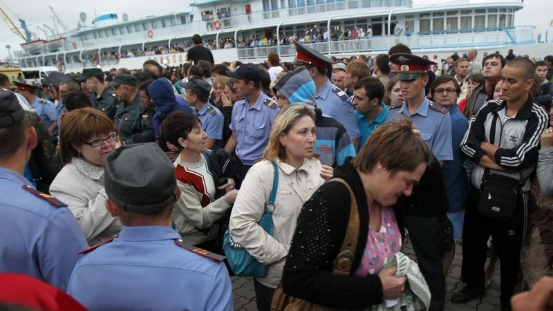 Loď Arabella přiváží pasažéry zachráněné z parníku Bulgarija.