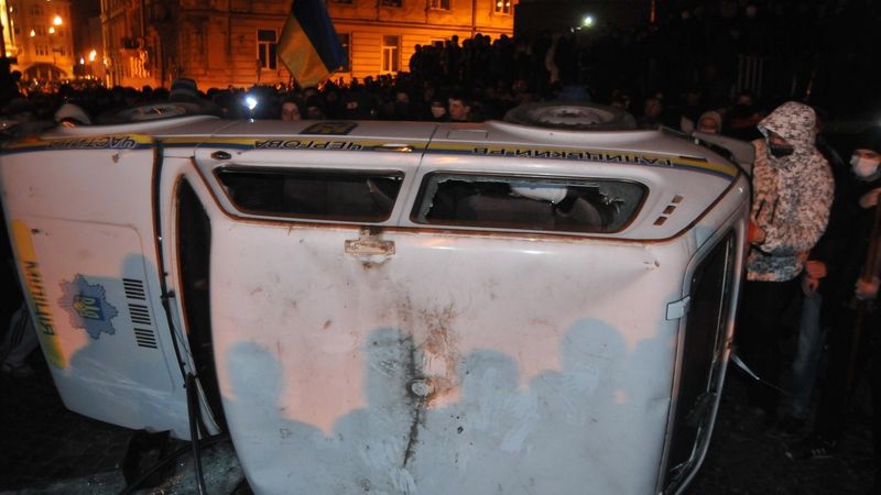 Demonstranti v západoukrajinském Lvově