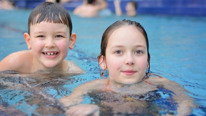 Děti si mohou užít koupání v termálních bazénech za korunu.
