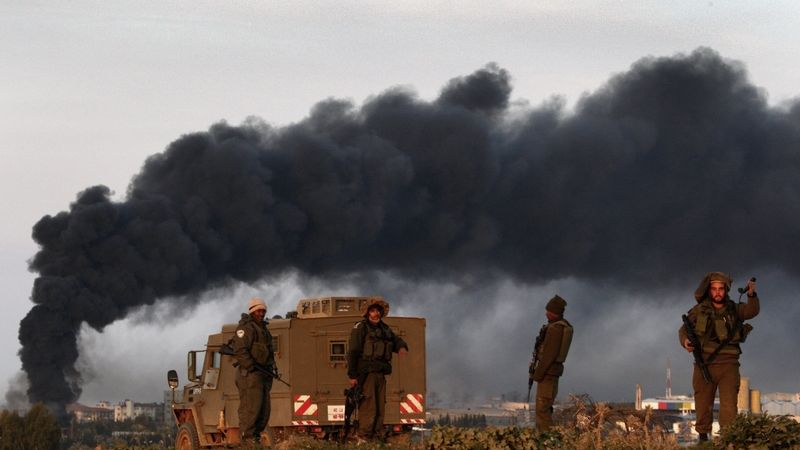 Izraelští vojáci na stanovišti na severním okraji města Gaza. Ilustrační foto
