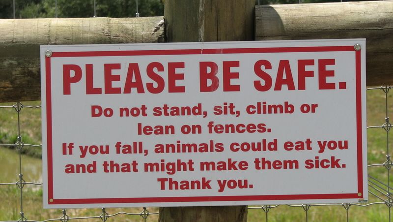 Prosím, buďte opatrní. Na plotě nestůjte, neseďte, nelezte a nenahýbejte se přes něj. Jestliže upadnete, zvířata by vás mohla sníst, což jim může způsobit zdravotní problémy. Děkujeme.