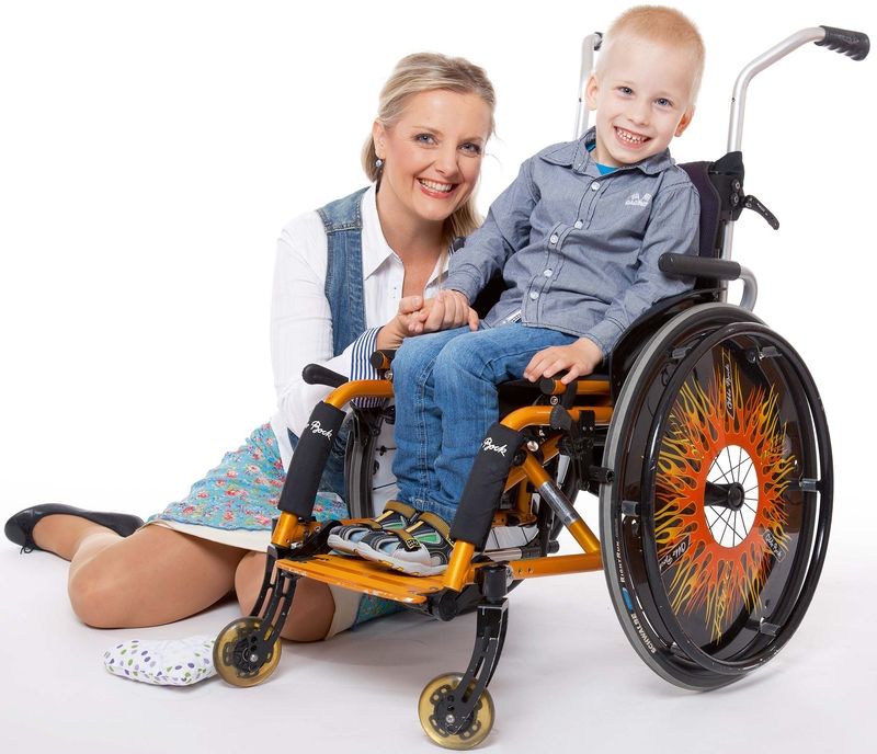 Je patronkou čtyřletého Lukáška, který potřebuje tzv. aktivní vozíček, aby mohl být co nejsamostatnější. Na něj může každý přispět buď na představeních Léčivého divadla, nebo prostřednictvím konta uvedeného na jeho webu. 