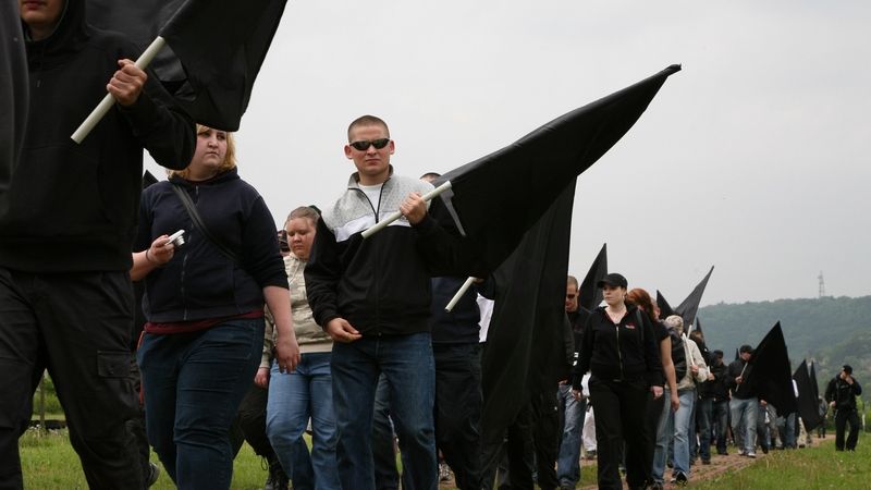 Pochod neonacistů. 
