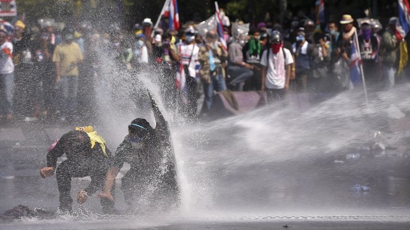 Policie použila proti demonstrantům i vodní děla.
