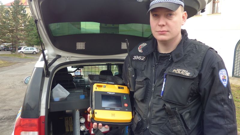 Strážník Městské policie Krupka představuje defibrilátor.