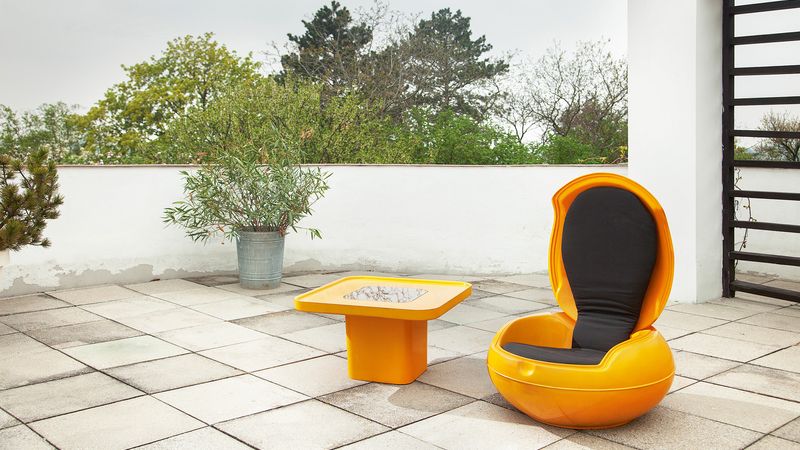 Garden Egg chair set z plastu a kovu navrhl v roce 1968 Peter Ghycz pro výrobce VEB Synthesewerk Schwarzheide. V křesle je molitanový sedák potažen syntetickou tkaninou. Cena 27 500 Kč.