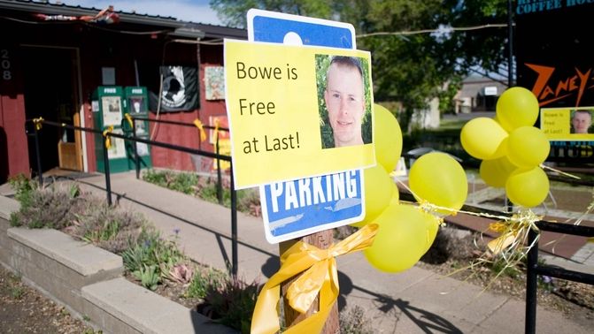 Lidé v Bergdahlově domovském Hailey ve státě Idaho vítají jeho osvobození.