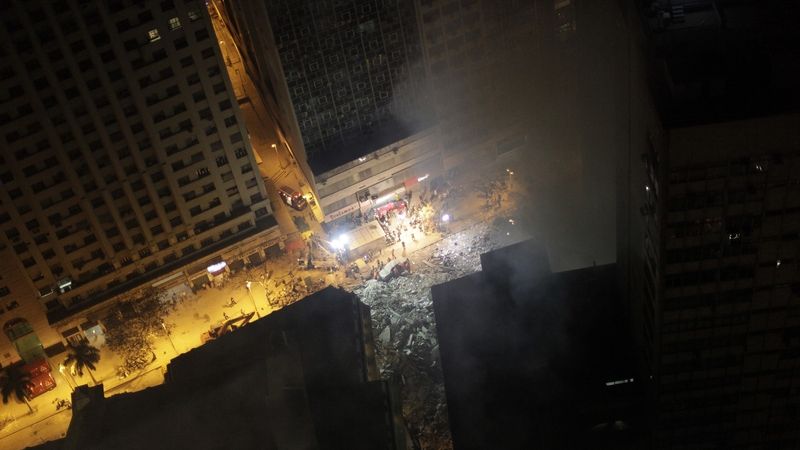 Pohled na místo pádu budov v Riu