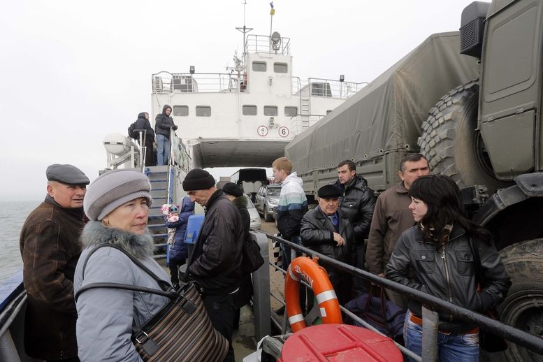 Trajekt přepravující ruský vojenský nákladní automobil přes Kerčskou úžinu 