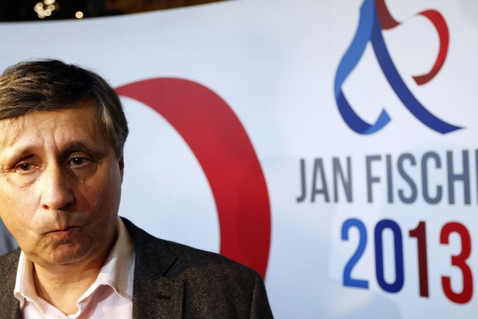 Jan Fischer sleduje ve svém volebním štábu výsledky prvního kola prezidentské volby.