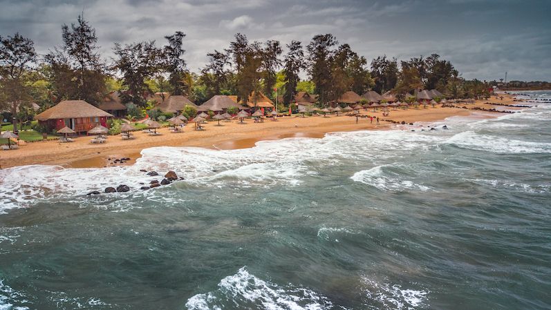 Ač Senegal omývají vody Atlantiku, tak je zde voda teplá a třeba v oblasti Petite Côte, která je v jakémsi zákrytu pod výběžkem, kde leží Dakar, nejsou obvykle ani moc velké vlny.