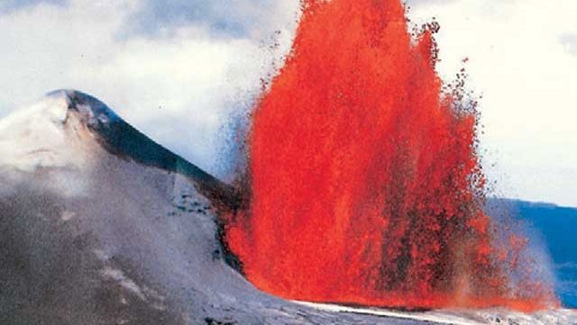 Míst, kde lze na Havaji spatřit takovýto barevný vulkanický gejzír, je spousta. Nejvíce v národním parku Hawai'i Volcanoes.