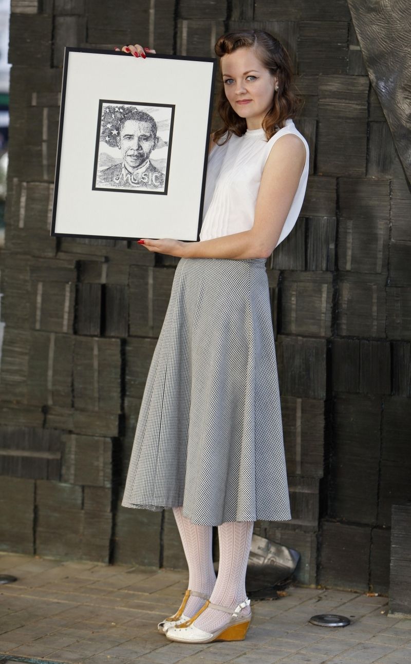 Keira s jedním ze svých děl - portrétem Baracka Obamy.