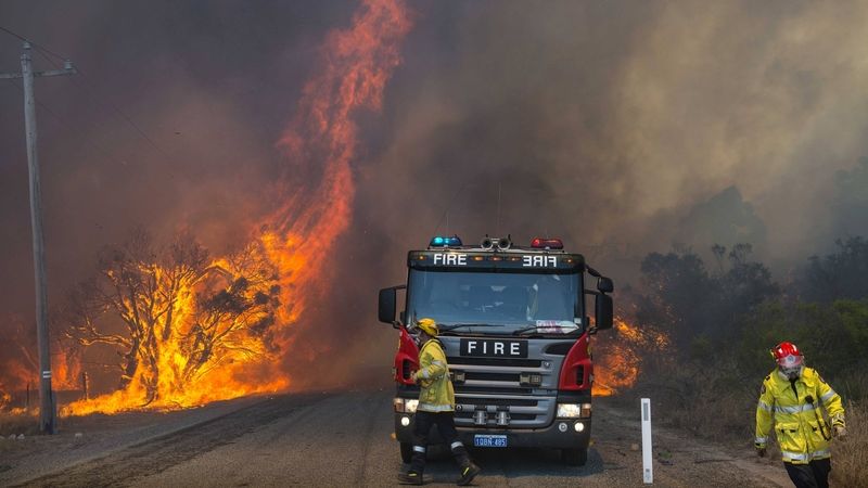 Vůz australských hasičů zasahujících u požáru porostu u Perthu 