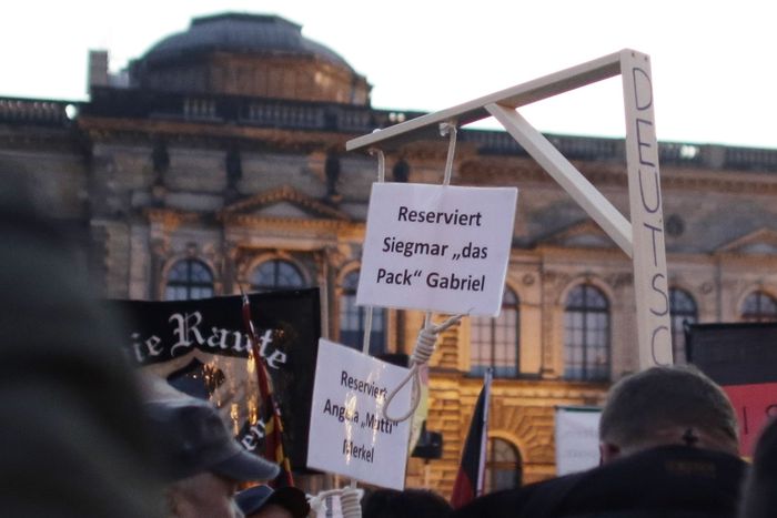 Demonstrace Pegidy v Drážďanech v říjnu 2015. Šibenice pro kancléřku Angelu Merkelovou a tehdejšího ministra vnitra Sigmara Gabriela.
