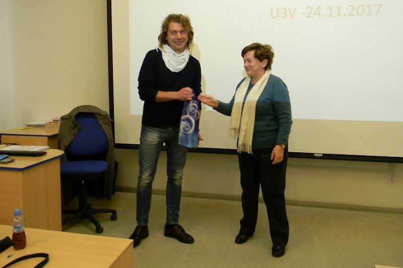 Přednášející PhDr. Michal Kedroutek obdržel malý dárek.